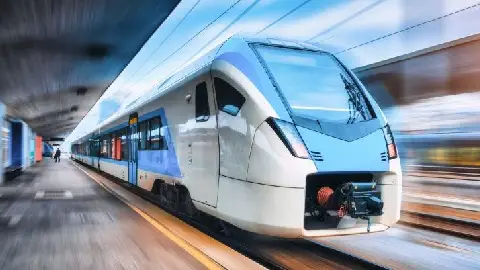 Abbildung des TUM Hyperloop Zuges auf einer Schiene.