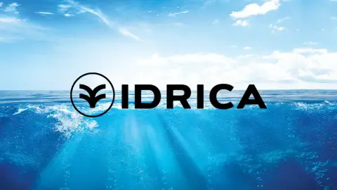 Abbildung des TUM Hyperloop Zuges auf einer Schiene.